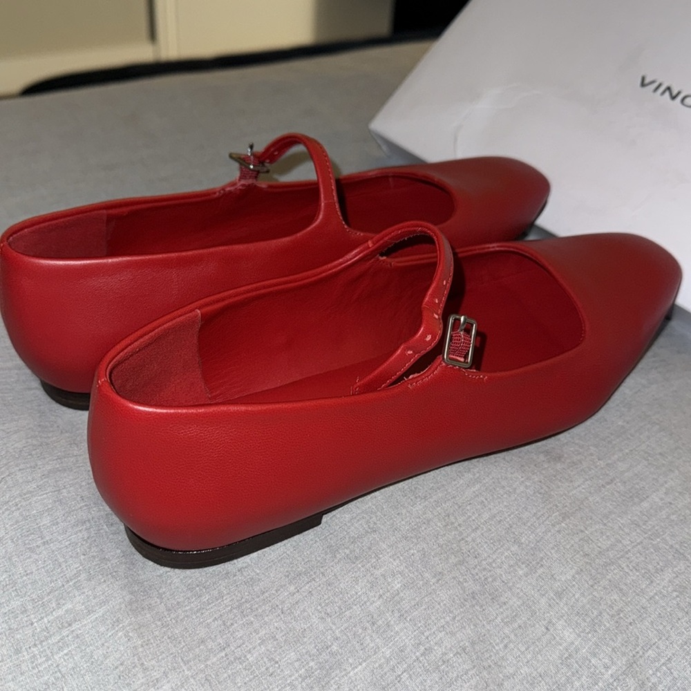 Sold 🥳Vince Red Flats